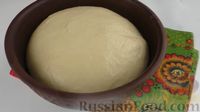 Фото приготовления рецепта: Слоёный дрожжевой пирог с творогом и сыром - шаг №2