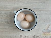 Фото приготовления рецепта: Салат с курицей, огурцами, сухариками и яйцами - шаг №3