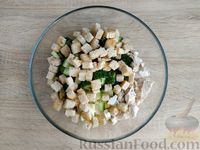 Фото приготовления рецепта: Салат с курицей, огурцами, сухариками и яйцами - шаг №11
