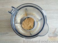 Фото приготовления рецепта: Творожно-йогуртовое суфле с крошкой из печенья - шаг №7