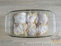 Фото приготовления рецепта: Куриные бёдрышки, запечённые в яблочно-луковом маринаде - шаг №12