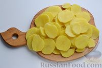 Фото приготовления рецепта: Запечённый карп с лимоном, картофелем и луком - шаг №4