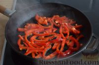 Фото приготовления рецепта: Говядина с болгарским перцем и соевым соусом - шаг №10