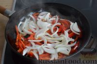 Фото приготовления рецепта: Говядина с болгарским перцем и соевым соусом - шаг №11