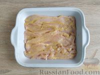 Фото приготовления рецепта: Куриное филе, запечённое с грибами, помидорами и сыром - шаг №4