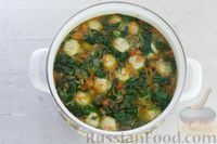 Фото приготовления рецепта: Суп с овощами, шпинатом и фрикадельками из мясного фарша с кунжутом - шаг №18