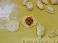 Фото приготовления рецепта: Пирожки из творожного бездрожжевого теста с капустной начинкой - шаг №15