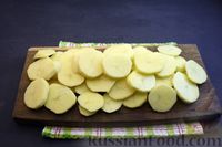 Фото приготовления рецепта: Картофель, запечённый с брынзой и яично-молочной заливкой - шаг №2