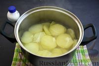 Фото приготовления рецепта: Картофель, запечённый с брынзой и яично-молочной заливкой - шаг №4