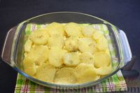 Фото приготовления рецепта: Картофель, запечённый с брынзой и яично-молочной заливкой - шаг №12