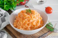Фото приготовления рецепта: Слоёный салат с курицей, морковью по-корейски, сыром и яйцами - шаг №2