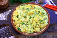 Фото к рецепту: Тушёный картофель с яйцами и зеленью