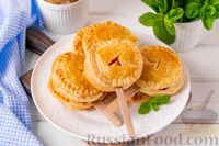 Фото к рецепту: Слоёные пирожки с начинкой из сливочного сыра, вишни и фундука