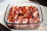 Фото приготовления рецепта: Свиные рёбра, запечённые в остром томатно-соевом маринаде - шаг №4