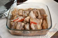 Фото приготовления рецепта: Свиные рёбра, запечённые в остром томатно-соевом маринаде - шаг №6