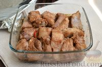 Фото приготовления рецепта: Свиные рёбра, запечённые в остром томатно-соевом маринаде - шаг №7