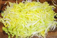 Фото приготовления рецепта: Хрустящий салат с пекинской капустой, огурцом и сладким перцем - шаг №2