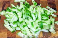 Фото приготовления рецепта: Хрустящий салат с пекинской капустой, огурцом и сладким перцем - шаг №5