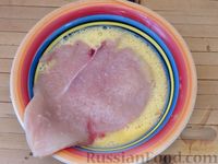 Фото приготовления рецепта: Куриные отбивные, запечённые с томатным соусом и сыром - шаг №7