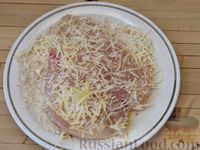 Фото приготовления рецепта: Куриные отбивные, запечённые с томатным соусом и сыром - шаг №8