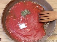Фото приготовления рецепта: Куриные отбивные, запечённые с томатным соусом и сыром - шаг №14