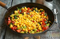 Фото приготовления рецепта: Киноа с овощами, кукурузой и шпинатом - шаг №9