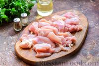 Фото приготовления рецепта: Курица, тушенная с финиками и овощами - шаг №2