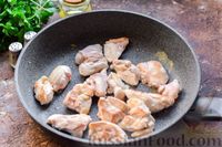 Фото приготовления рецепта: Курица, тушенная с финиками и овощами - шаг №5