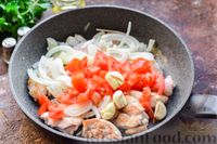 Фото приготовления рецепта: Курица, тушенная с финиками и овощами - шаг №6