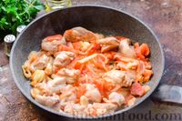 Фото приготовления рецепта: Курица, тушенная с финиками и овощами - шаг №7