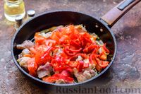 Фото приготовления рецепта: Свинина, тушенная с брокколи, помидорами и сладким перцем - шаг №6