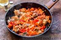 Фото приготовления рецепта: Свинина, тушенная с брокколи, помидорами и сладким перцем - шаг №7