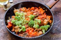 Фото приготовления рецепта: Свинина, тушенная с брокколи, помидорами и сладким перцем - шаг №8