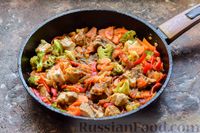 Фото приготовления рецепта: Свинина, тушенная с брокколи, помидорами и сладким перцем - шаг №9