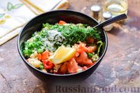 Фото приготовления рецепта: Салат с булгуром, помидорами, болгарским перцем и зеленью - шаг №7