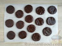 Фото приготовления рецепта: Постное шоколадное печенье с вареньем - шаг №9