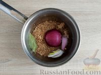 Фото приготовления рецепта: Картофельный салат с чечевицей, маринованными огурцами и луком - шаг №4