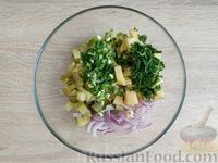Фото приготовления рецепта: Картофельный салат с чечевицей, маринованными огурцами и луком - шаг №13