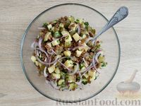 Фото приготовления рецепта: Картофельный салат с чечевицей, маринованными огурцами и луком - шаг №15