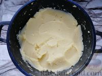 Фото приготовления рецепта: Вареники с картошкой и сыром, жаренные на сковороде - шаг №2