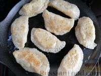 Фото приготовления рецепта: Вареники с картошкой и сыром, жаренные на сковороде - шаг №16