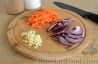 Фото приготовления рецепта: Рис с колбасой, консервированной фасолью и помидорами (на сковороде) - шаг №3