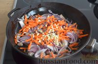 Фото приготовления рецепта: Рис с колбасой, консервированной фасолью и помидорами (на сковороде) - шаг №4