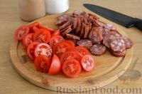 Фото приготовления рецепта: Рис с колбасой, консервированной фасолью и помидорами (на сковороде) - шаг №5