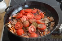 Фото приготовления рецепта: Рис с колбасой, консервированной фасолью и помидорами (на сковороде) - шаг №6