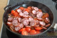Фото приготовления рецепта: Рис с колбасой, консервированной фасолью и помидорами (на сковороде) - шаг №7