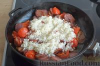 Фото приготовления рецепта: Рис с колбасой, консервированной фасолью и помидорами (на сковороде) - шаг №8