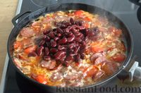 Фото приготовления рецепта: Рис с колбасой, консервированной фасолью и помидорами (на сковороде) - шаг №9