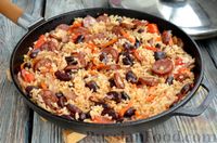 Фото приготовления рецепта: Рис с колбасой, консервированной фасолью и помидорами (на сковороде) - шаг №11