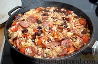Фото приготовления рецепта: Рис с колбасой, консервированной фасолью и помидорами (на сковороде) - шаг №10